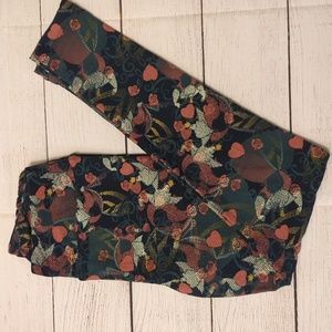 Lularoe ONE SIZE leggings, black background with Queen of Hearts(NWOT)